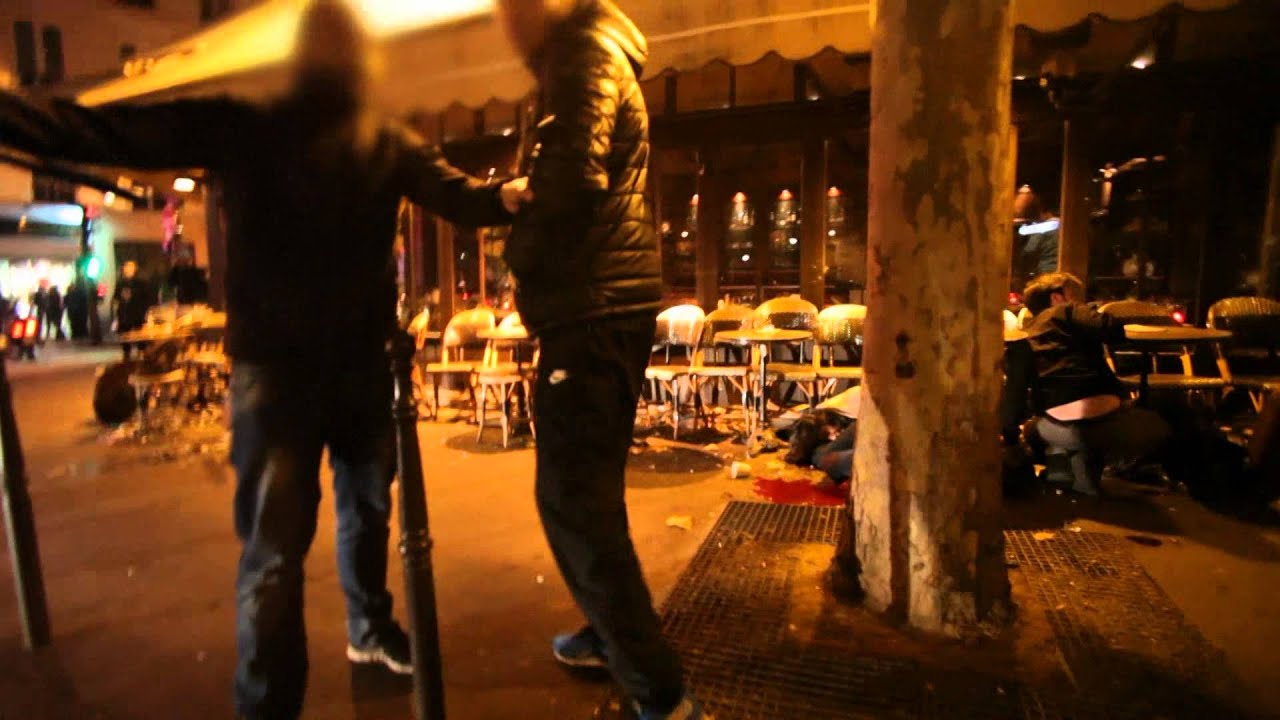 Devant le Caf&eacute; Bonne bi&egrave;re, quatre corps sont align&eacute;s