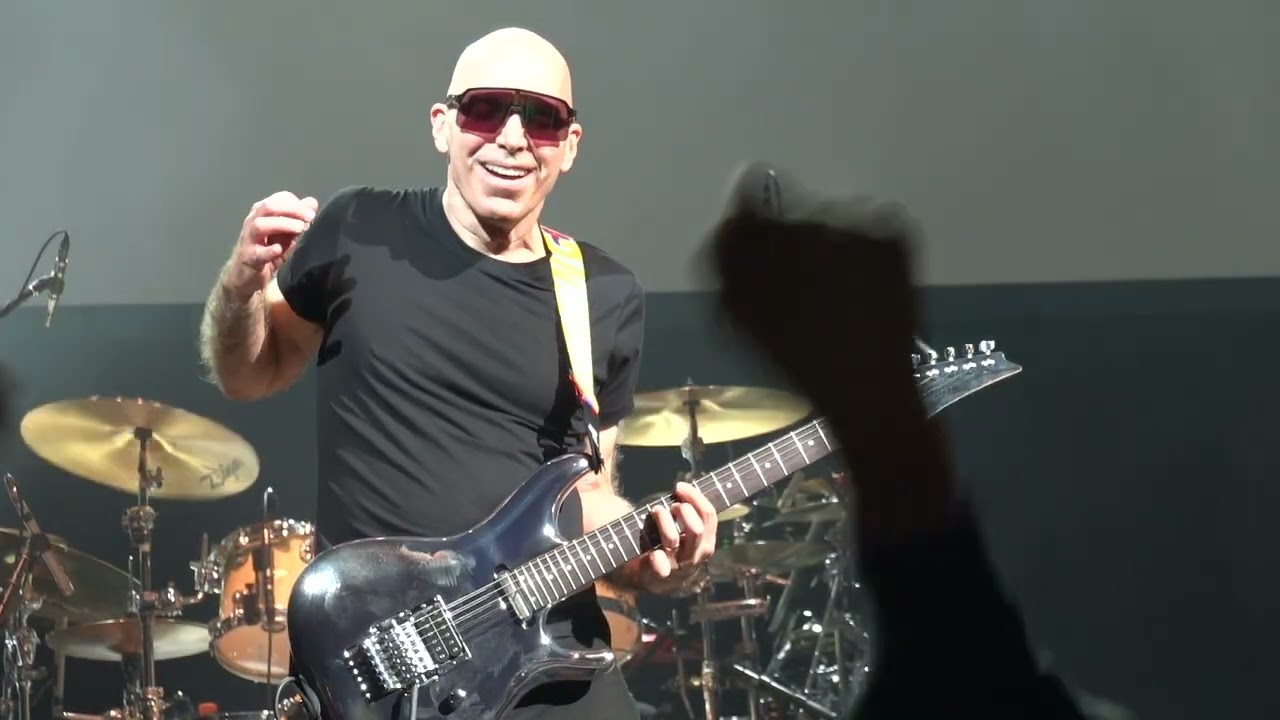 Joe Satriani Live 2022 🡆 Crowd Chant ⬘ Surfing With the Alien 🡄 Nov 18 ⬘ Houston, TX