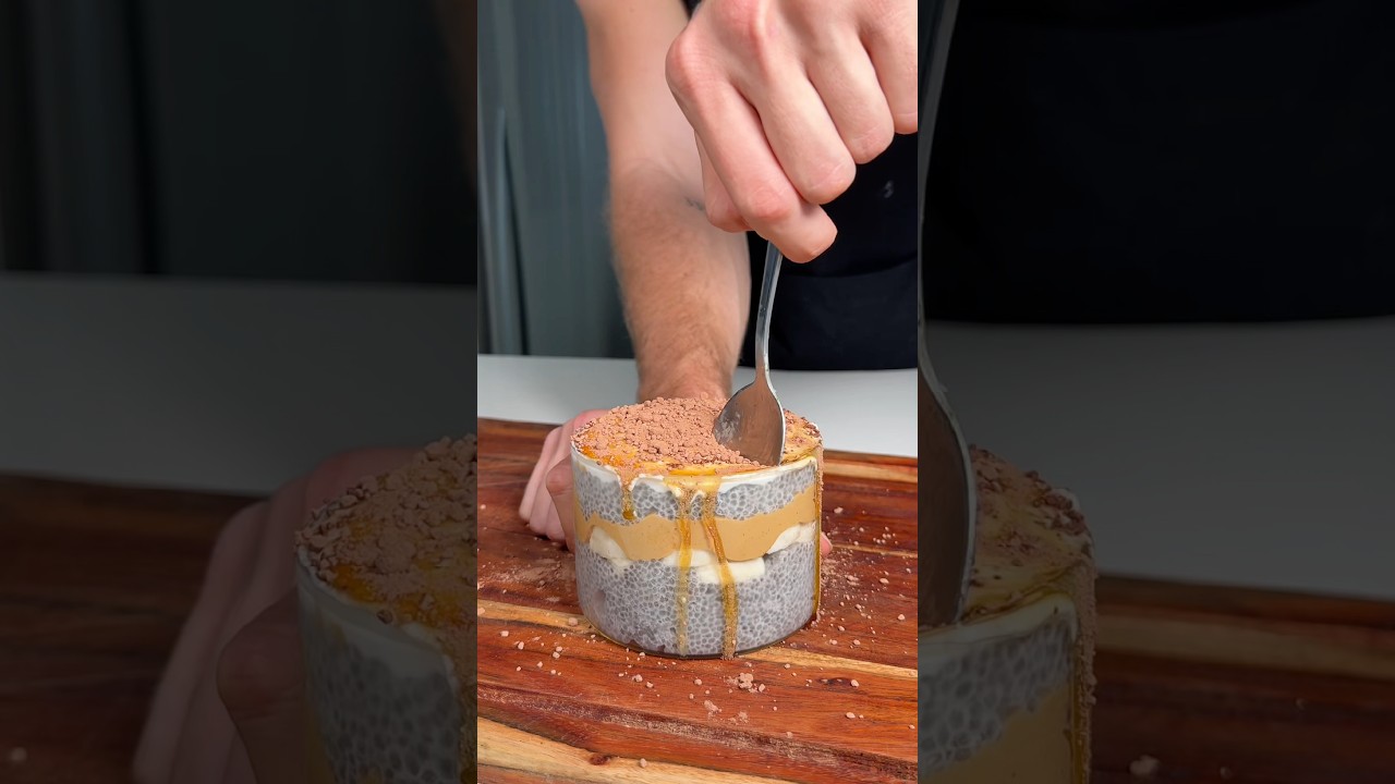 Пудинг из шоколада, арахисового масла, банана и семян чиа