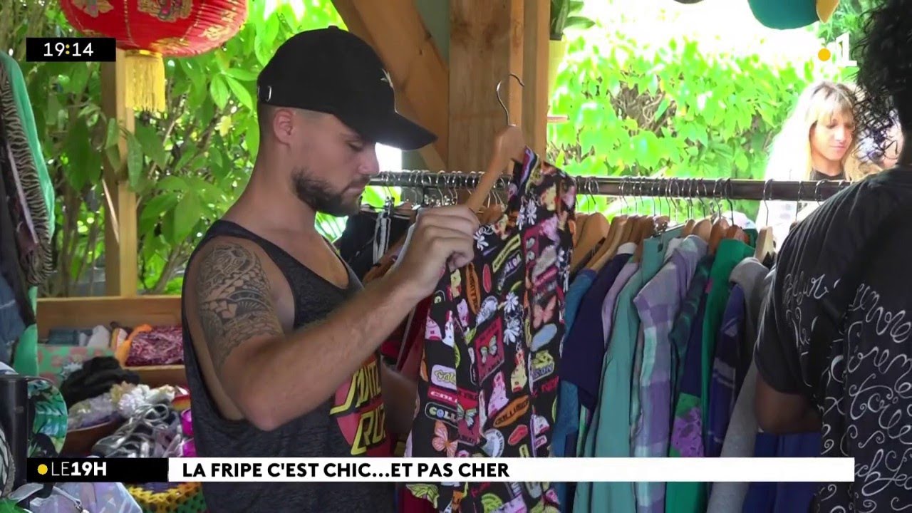 Ce dimanche, ce bar de Saint-Paul s'est transformé en friperie.
