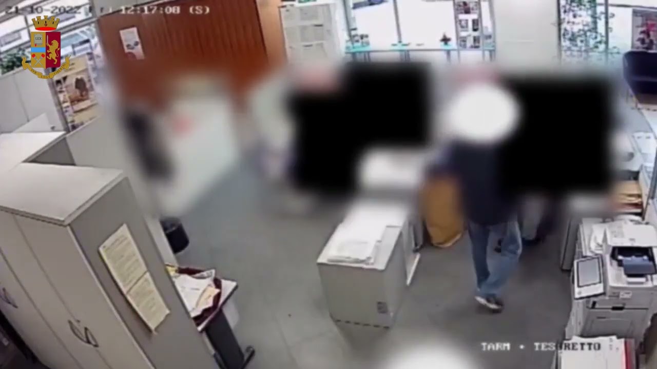 Milano, tenta la rapina in banca: ferisce un impiegato
