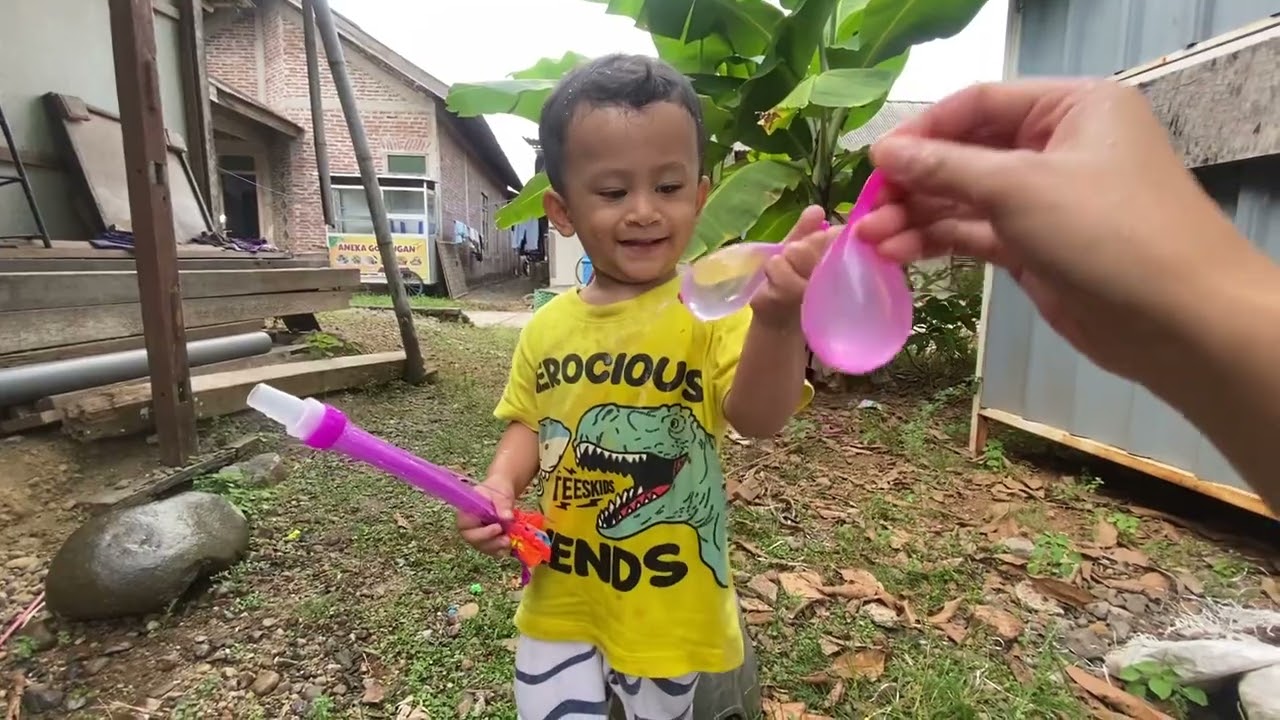 MAIN BALON DI ISI AIR.         #seruseruan #serusekali #balon #balonku #balonkuadalima 