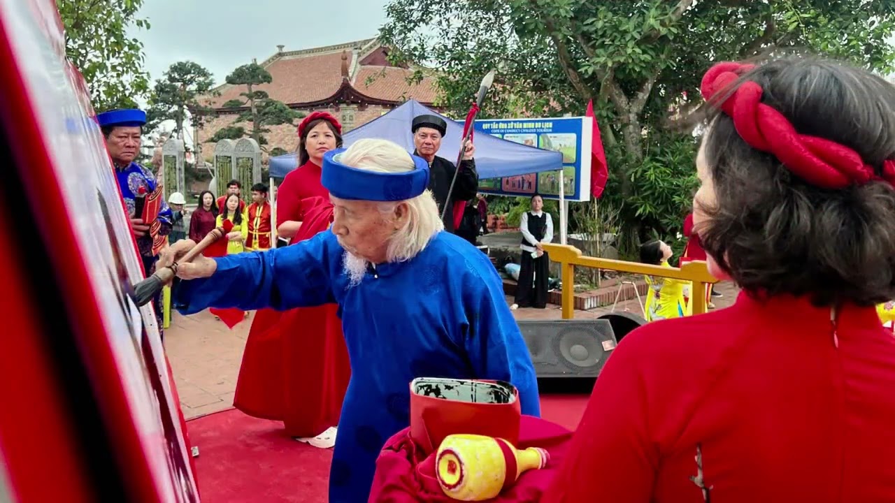 MÀN TRÌNH DIỄN THƯ PHÁP TRONG LỄ KHAI BÚT TẠI ĐỒ SƠN cùa nhà thư pháp Lê Thiên Lý cùng các học trò.