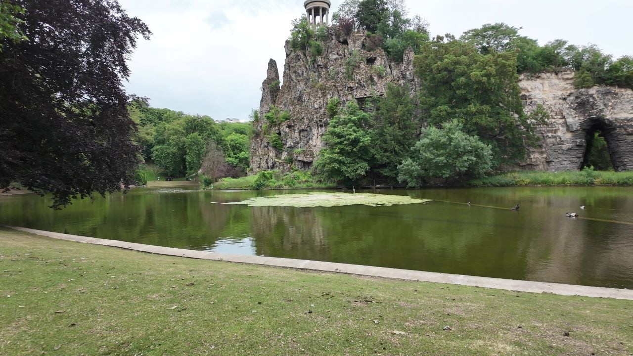 35-Minute Afternoon Walk Through Parc des Buttes-Chaumont | 4K HDR