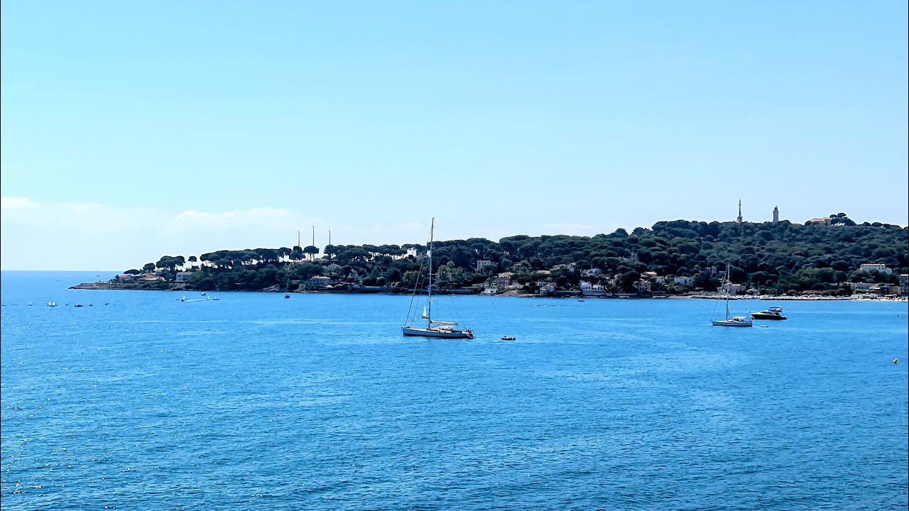 VIEIL ANTIBES APPARTEMENT 3 PIECES AVEC BALCON ET VUE MER  (3 room apartement, balcony and sea view)