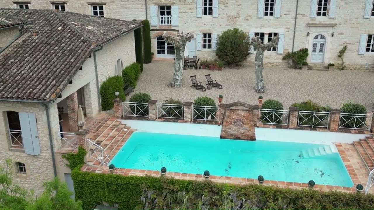 Ancien château17 ème siècle-1289 M²-24 pièces-12 chambres-Parc 9.7 hect -piscine-69 Kms de TOULOUSE)