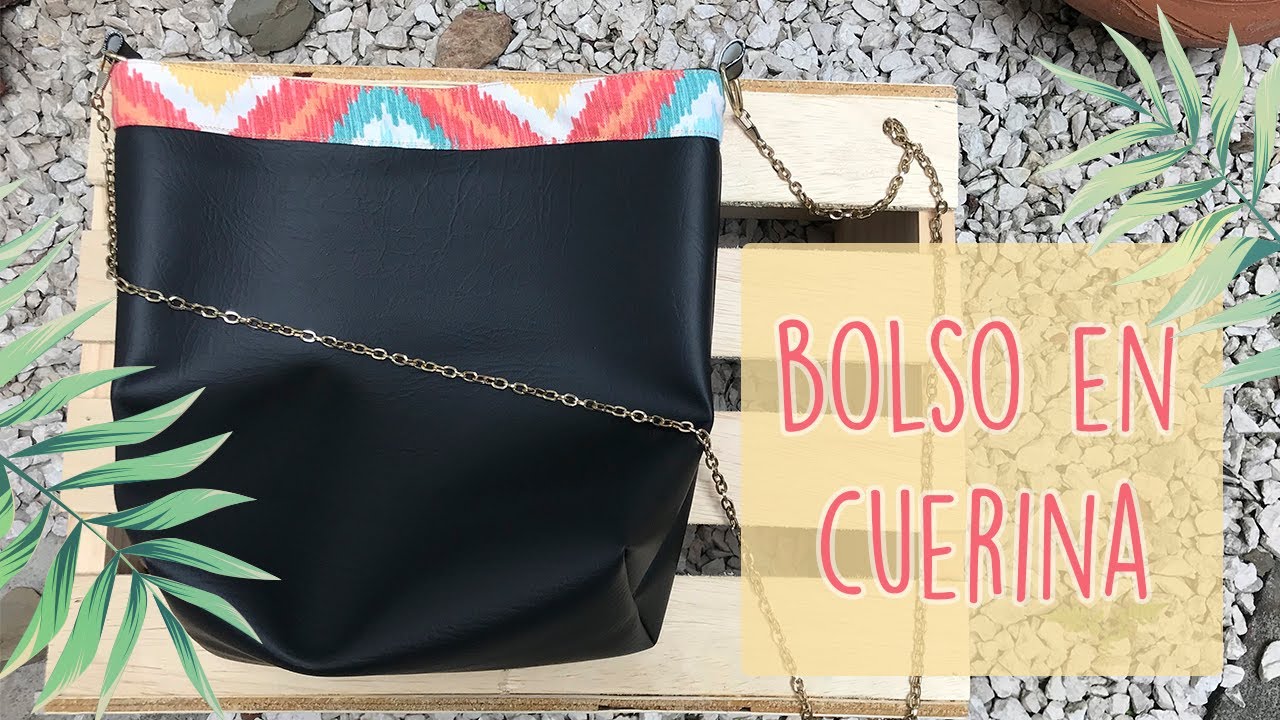 Cosiendo un bolso en cuerina.