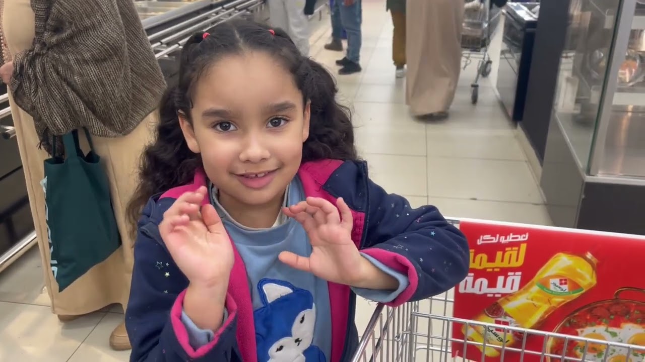 تحدي اللون الأحمر في أكبر كارفور! 🛒 (بنتي صدماتني بشنو شرات!)