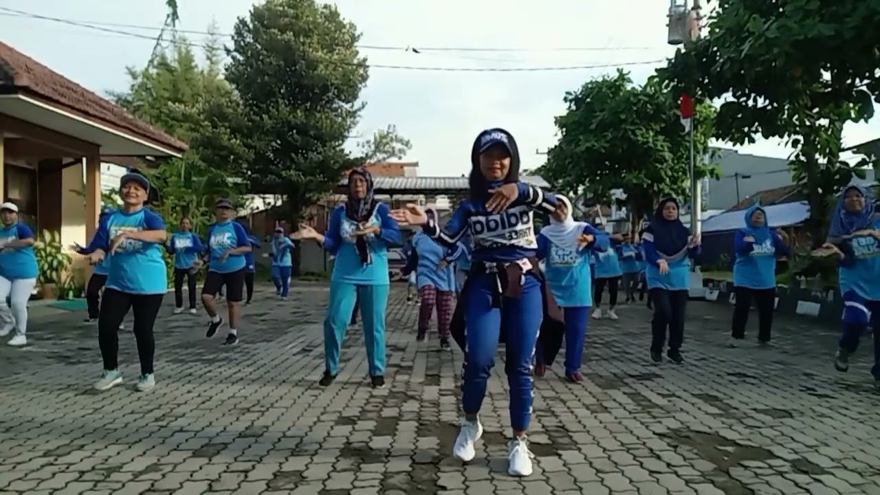  CINTA MERAH JAMBU,#Tiktok#Viral#senam Senam kreasi,demo with ibu2 Senam BE-Yogya💃