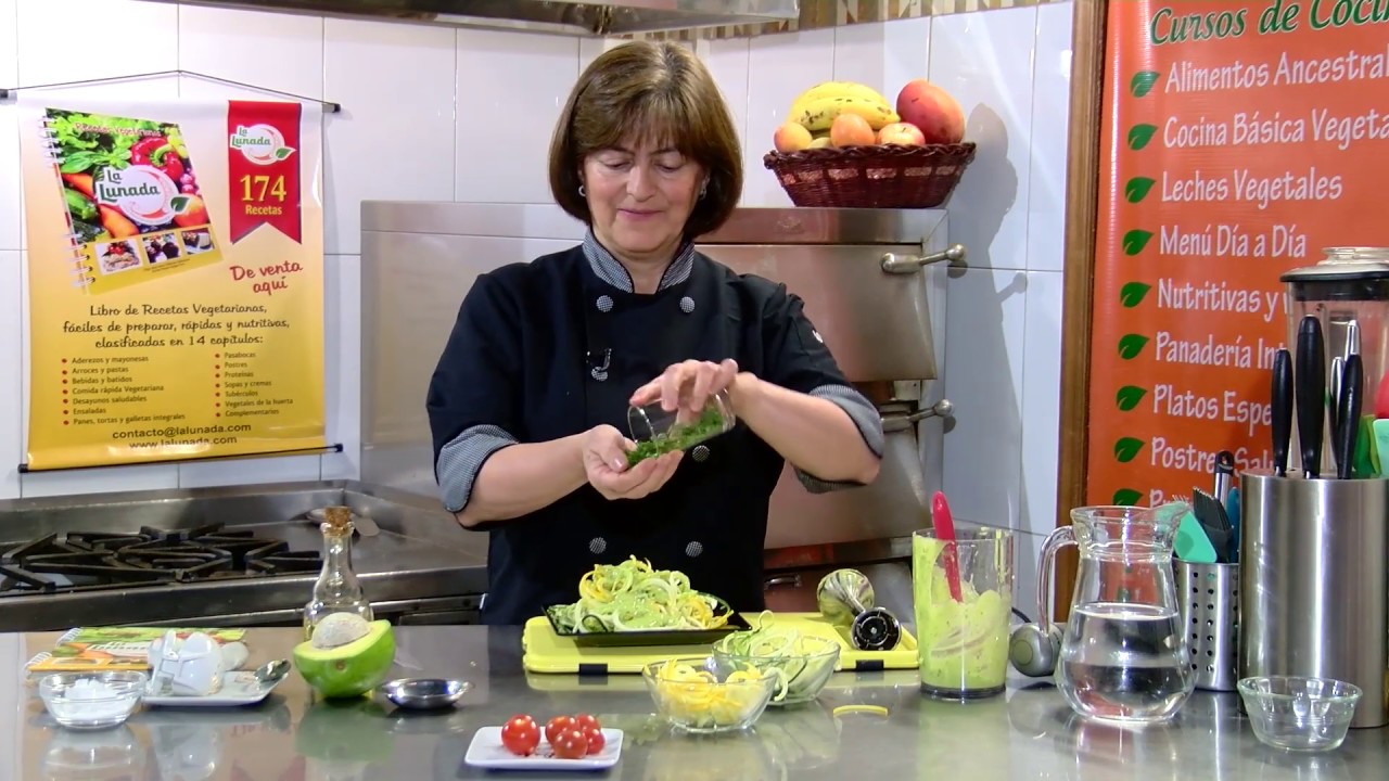 SPAGUETTI DE ZUCCHINI CON SALSA DE AGUACATE