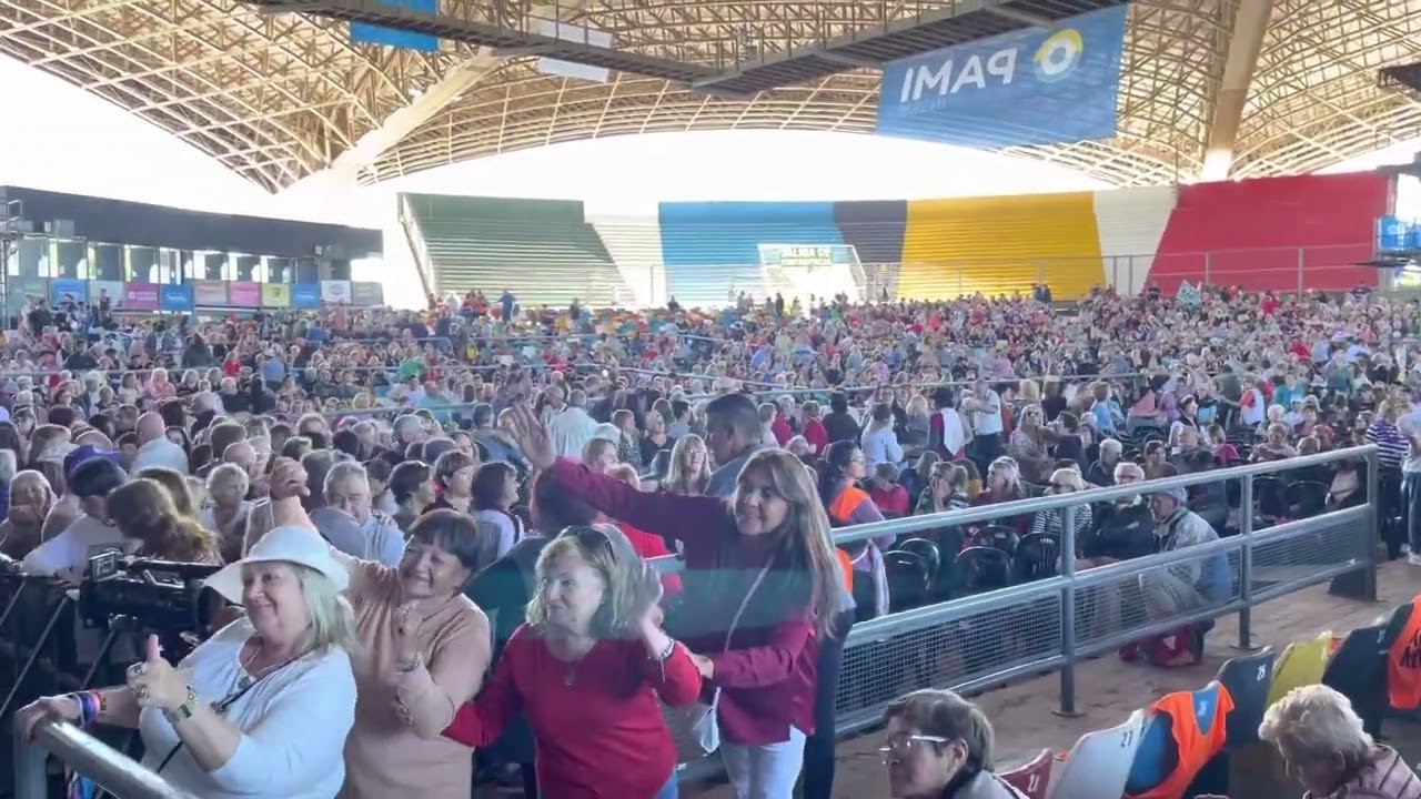 Música en vivo con la agrupación de acordeonistas Oscar LUCARELLI en festival del adulto mayor