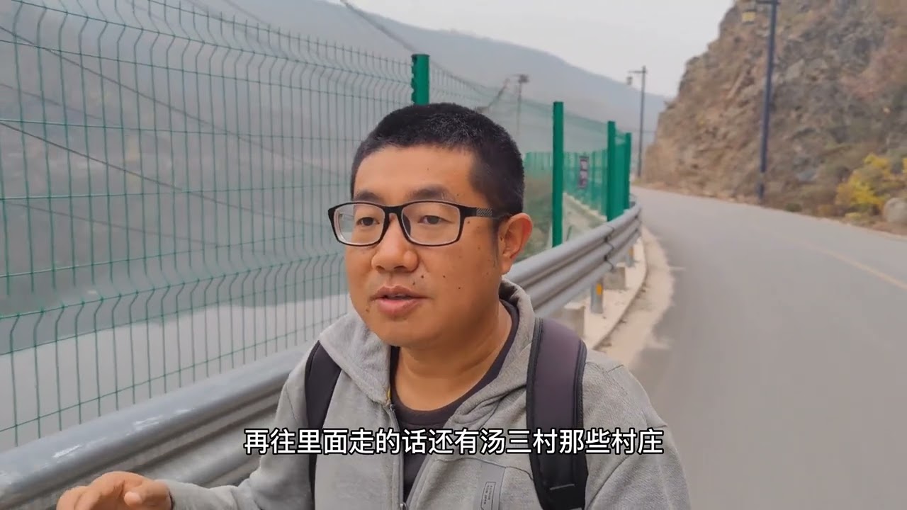 一个人静静的徒步秦岭汤峪河，下着雨山里空气好风景秀丽，一路上农家乐水库古栈道都不错#历史古迹 #旅行 #徒步 #汤峪河 #秦岭 #乡村游