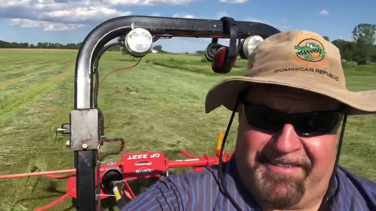 Ворошение сена с помощью NewHolland TC24D и ворошилки Kuhn 222