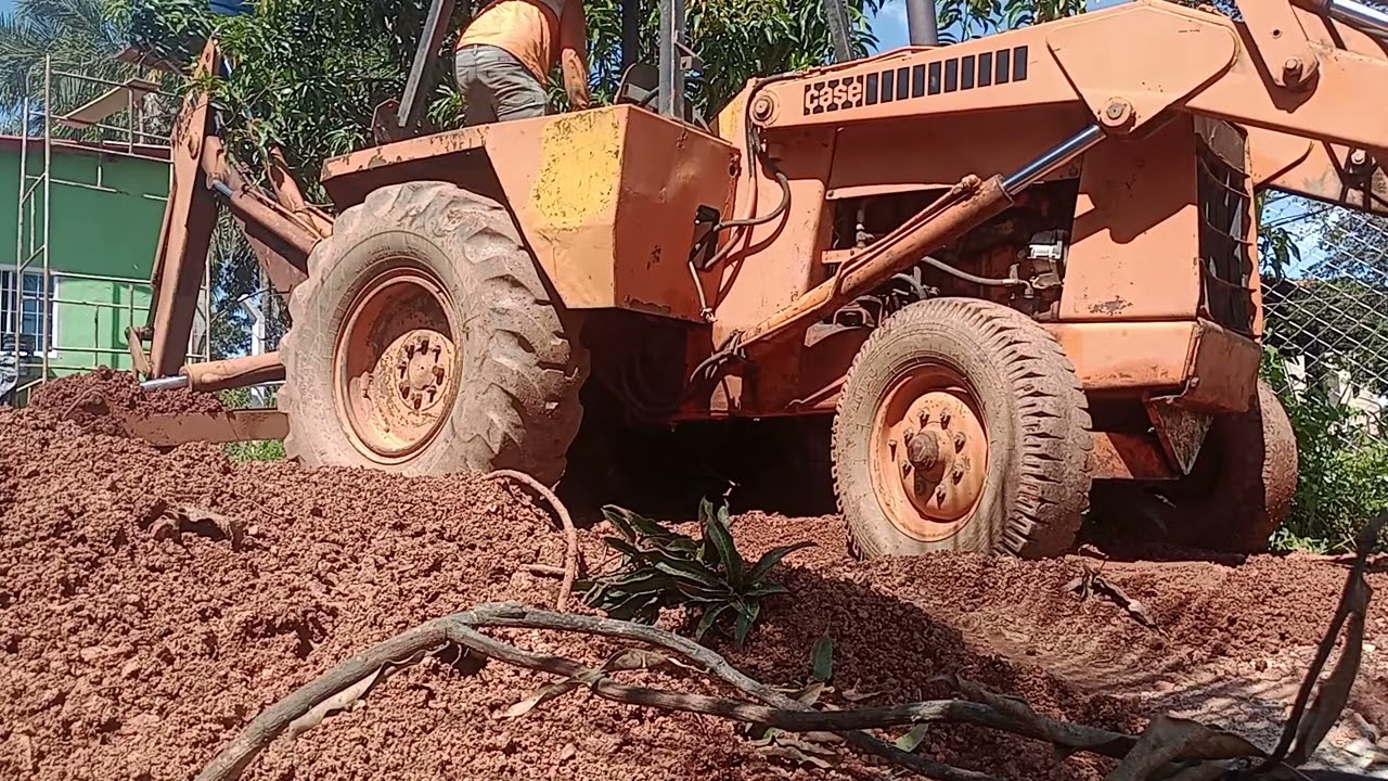 Manobrando retroescavadeira