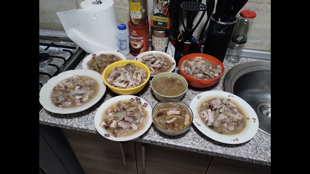 Racituri/Piftie, Picioruse Porc, Ciolan, Carne, Sorici, Usturoi, Piper, Sare si Gelatina Alimentara