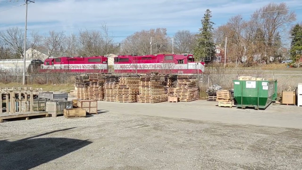WSOR rolling past Steel Craft in Hartford, WI 11/21/2025