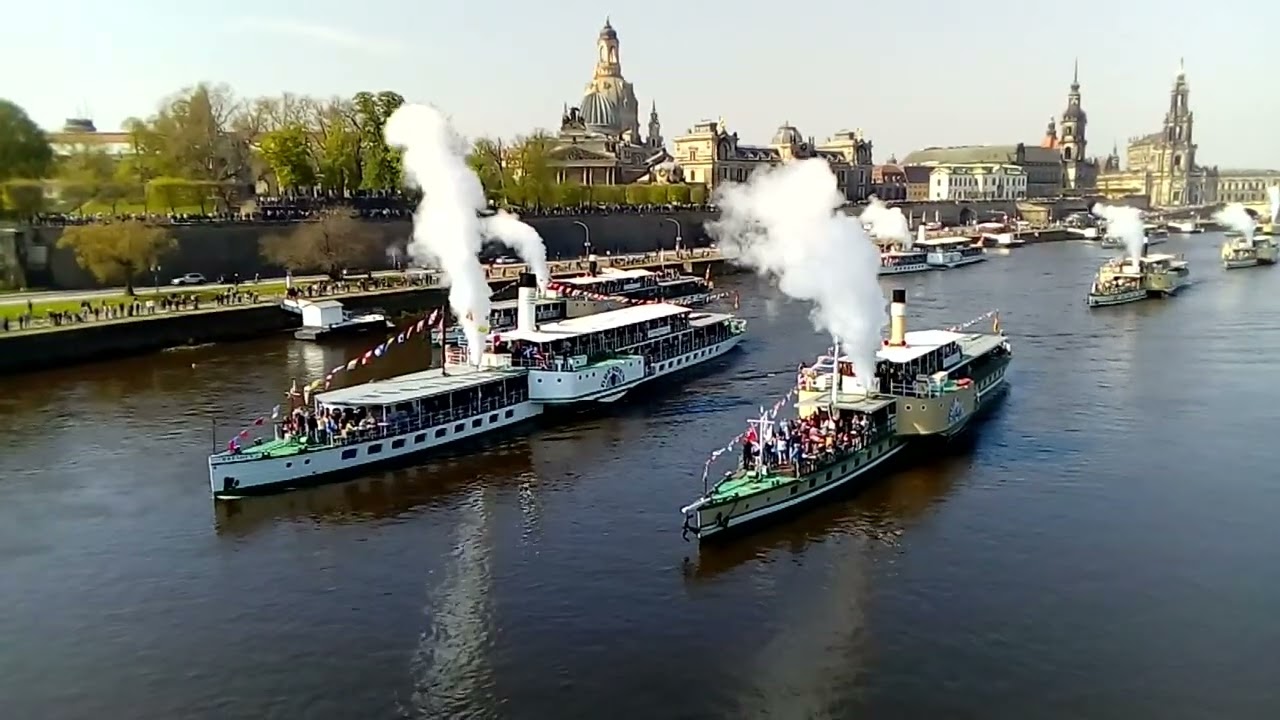 weltweit &Auml;LTESTE und GR&Ouml;SSTE Raddampferflotte PFEIFT um die Wette - Dampferparade Dresden 01.05.2022