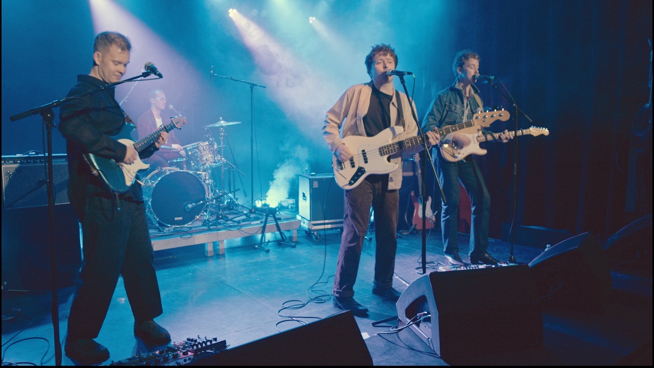 ROAST APPLE - CAUGHT IN A LOVE TUNE (LIVE)