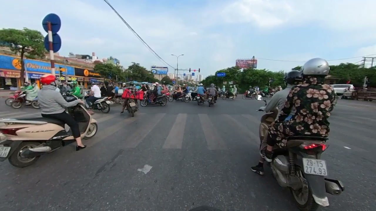 Đường Giải Phóng từ Bến xe Giáp Bát đi về phía ngã tư Ngọc Hồi bến xe nước ngầm và Hoàng Liệt