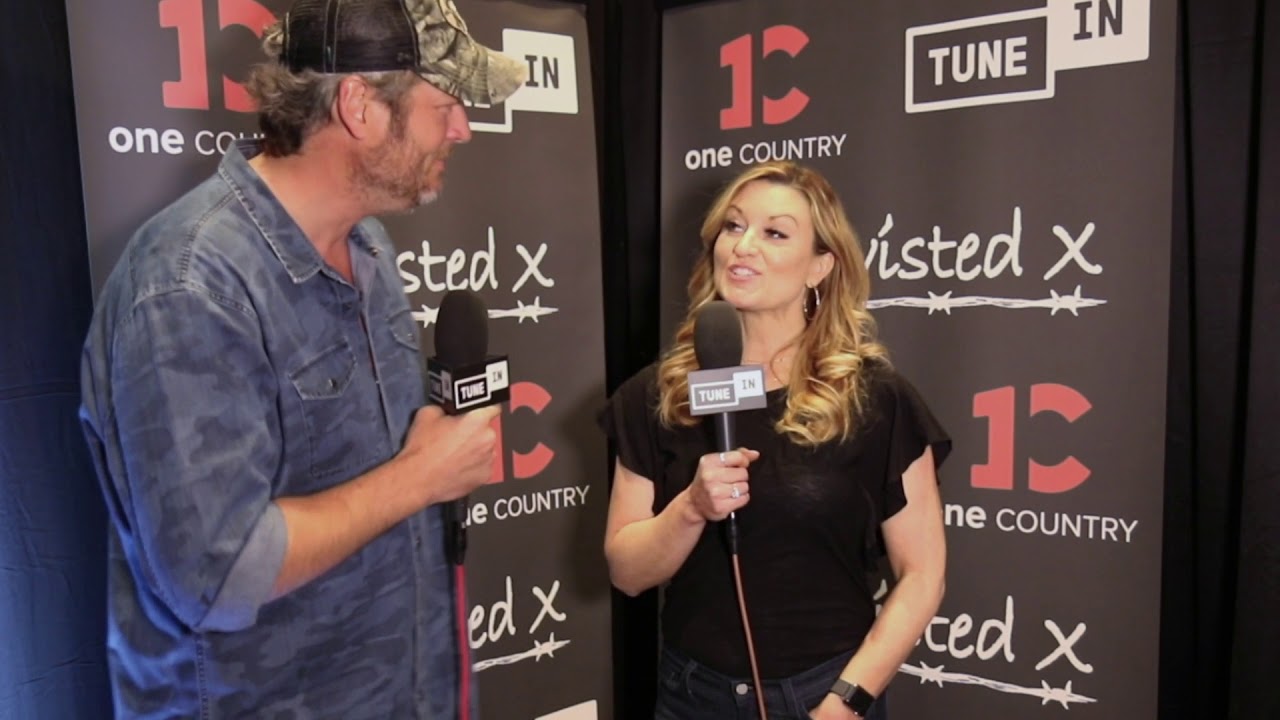 Blake Shelton says he named Gwen Stefani's parrot, not her dogs.