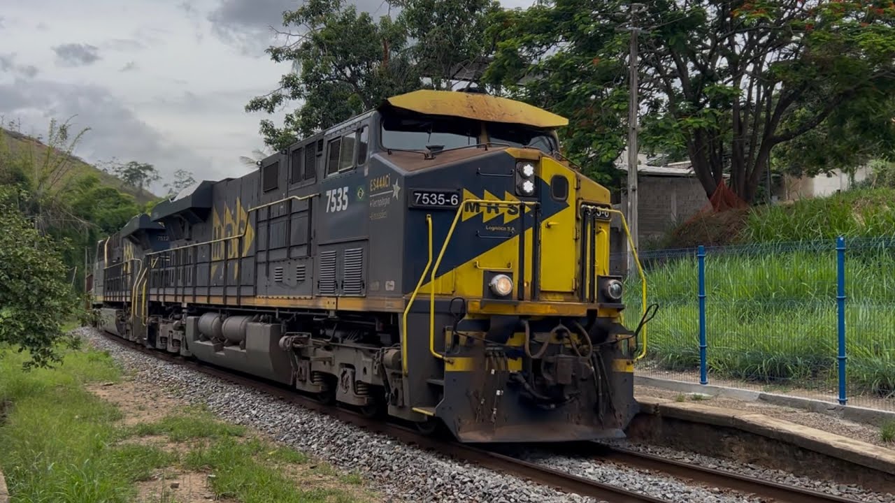 Composição de minério da MRS LOGÍSTICA, passando na estação de cedofeita