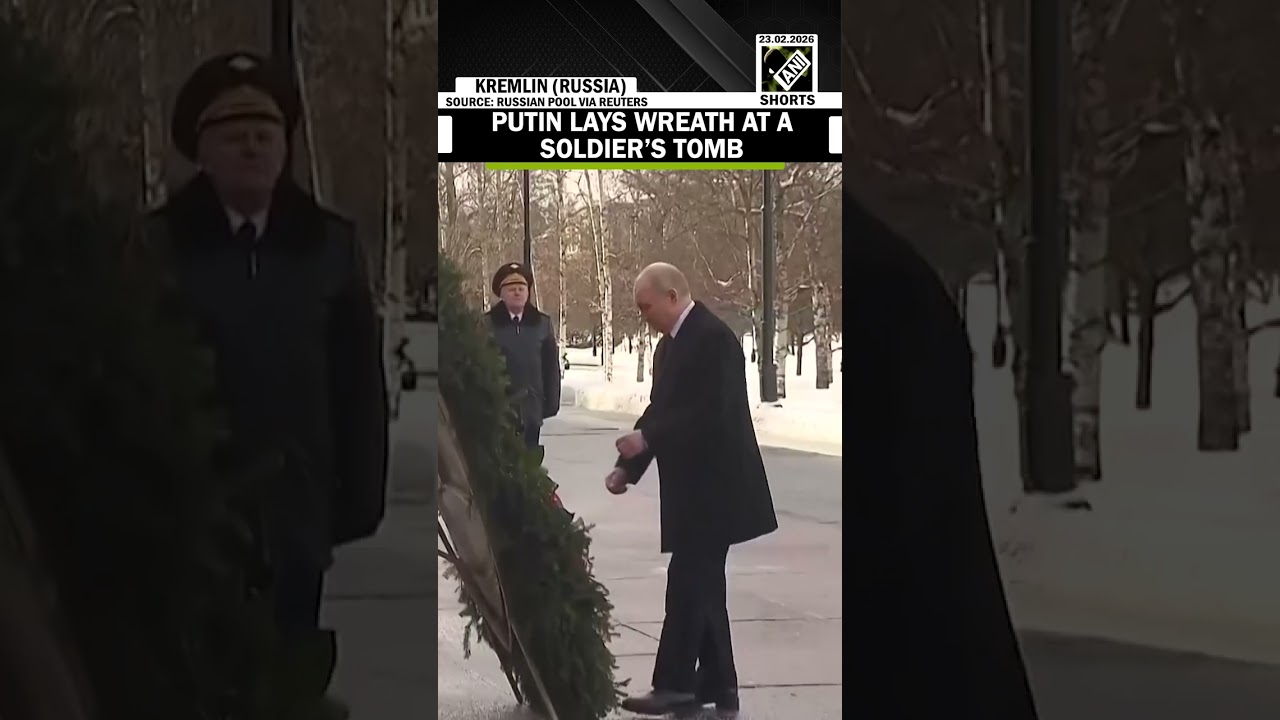 Obejrzyj! Władimir Putin składa wieniec na grobie żołnierza w rosyjskim &bdquo;Dniu Obrońcy Ojczyzny&rdquo;