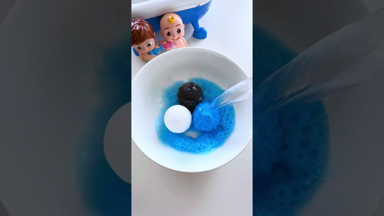 🔵⚪️⚫️Mixing 3 Bath bomb Colors🐶 #shorts