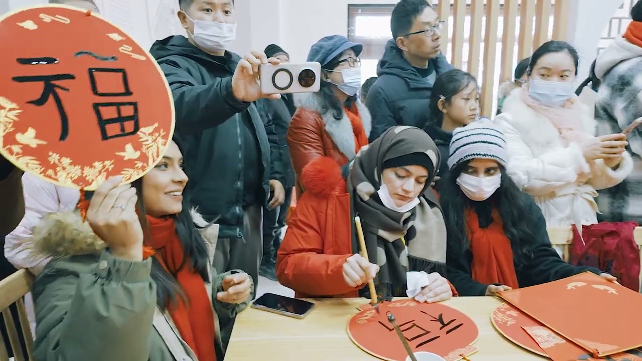 【Spring Festival In Huai'an】Show the foreign guests intangible cultural heritages in Huai'an.