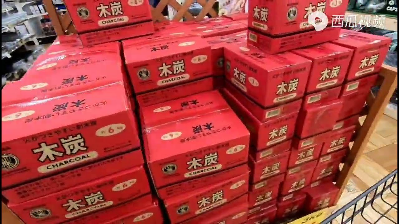 日本老表一开始是拒绝河南妹夫烤羊肉串的，结果吃的很开心