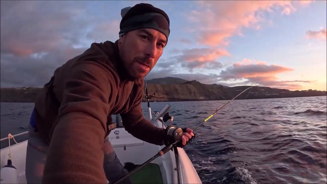 PESCA DE BARCO Á PROCURA DE PEIXE PARA A GRELHA