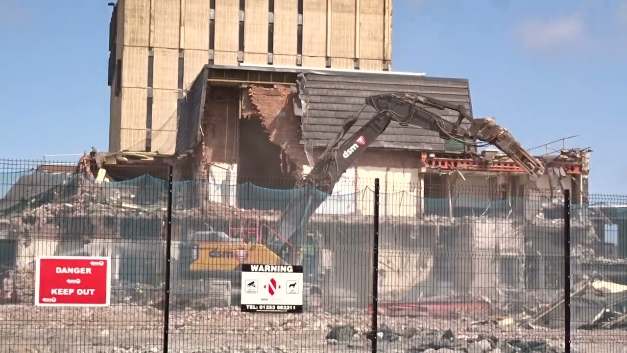 TODAYS DEMOLITION CLIPS PART 2 BLACKPOOL COURTS POLICE STATION DEMOLITION 02/06/2025