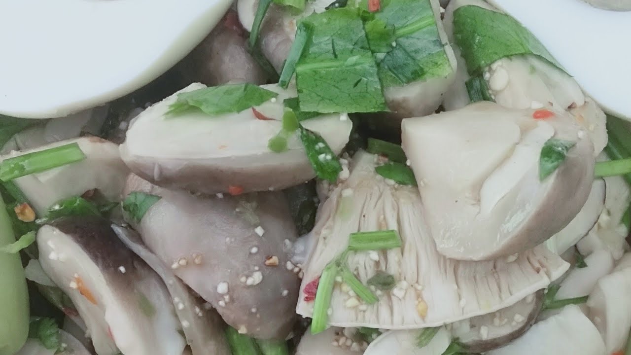 เห็ดฟางทำอาหารที่กินแล้วอิ่มอร่อย#food ยำหรือก้อยเห็ดฟาง#/11/02/69@กิน อยู่ ดี ชราภาพ