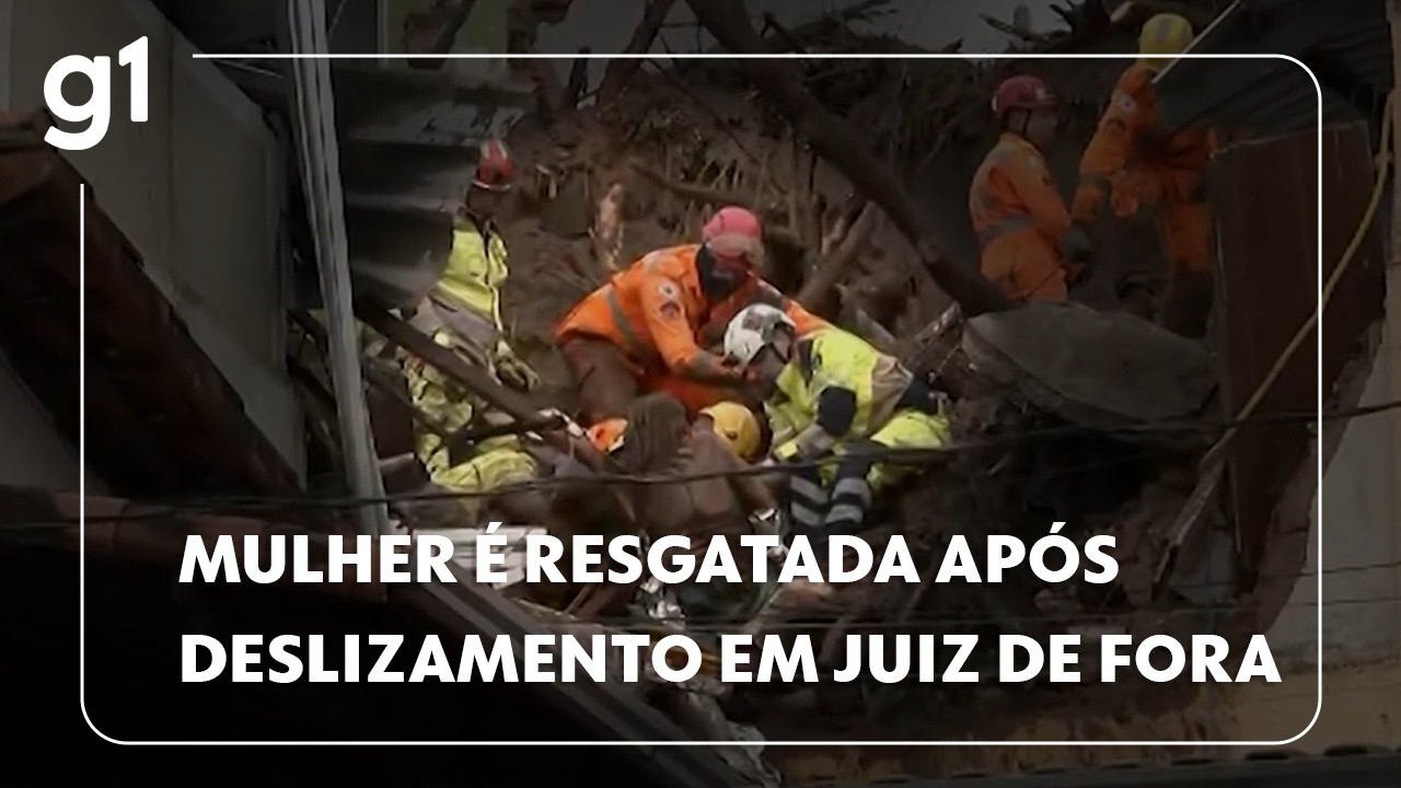 Mulher é resgatada com vida de deslizamento de terra em Juiz de Fora, MG