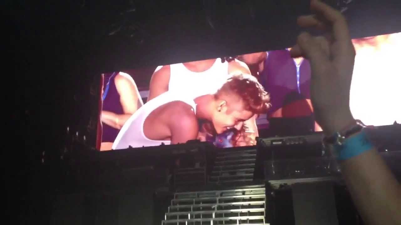 Justin Bieber - Baby in Moscow with a little girl 30.04.2013