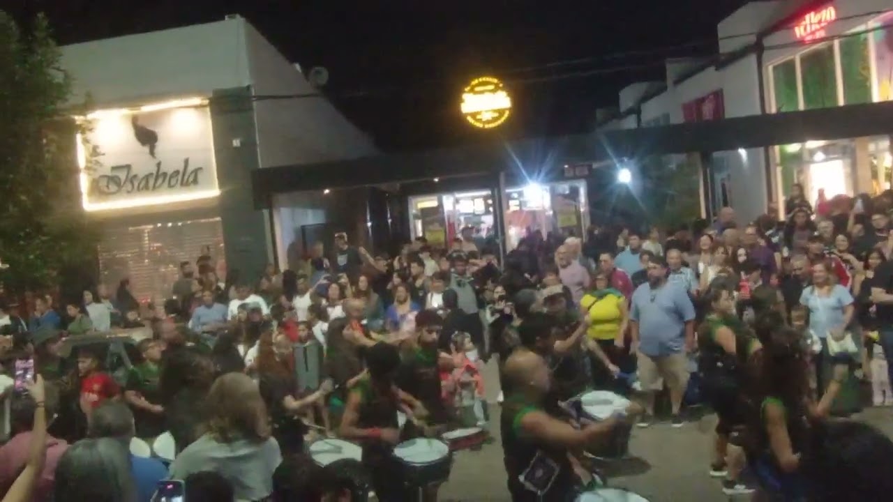 Batucada noche de carnaval y feria en   #artesanal  #laplata #buenosaires #argentina 