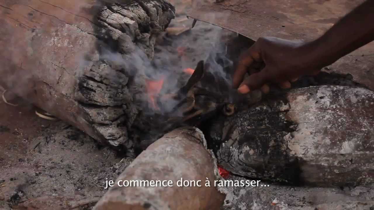Feu Pygmées Baka 2012. Kalo prépare l'étoupe et allume un feu avec son Sawala