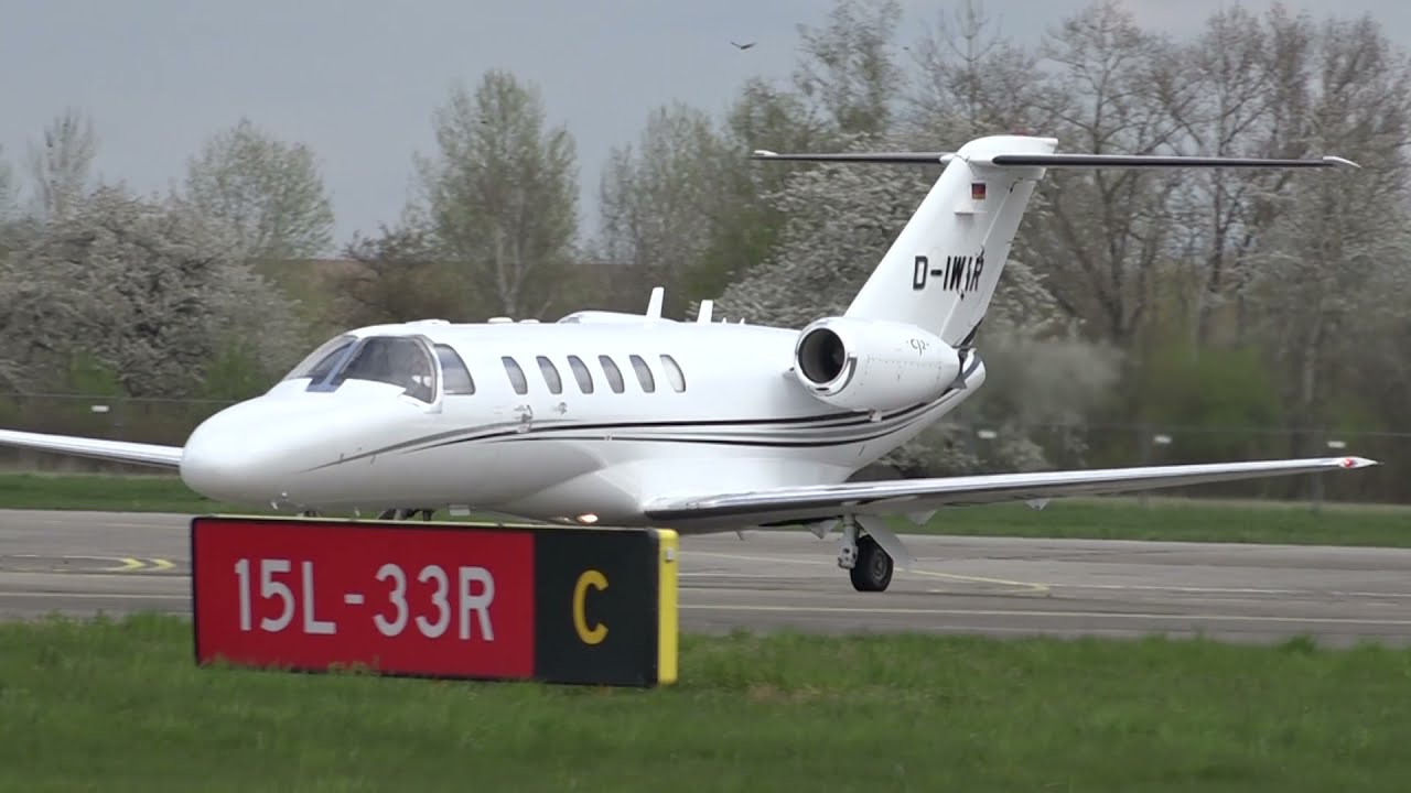 Dva letouny kategorie business jet na letišti v Hradci Králové