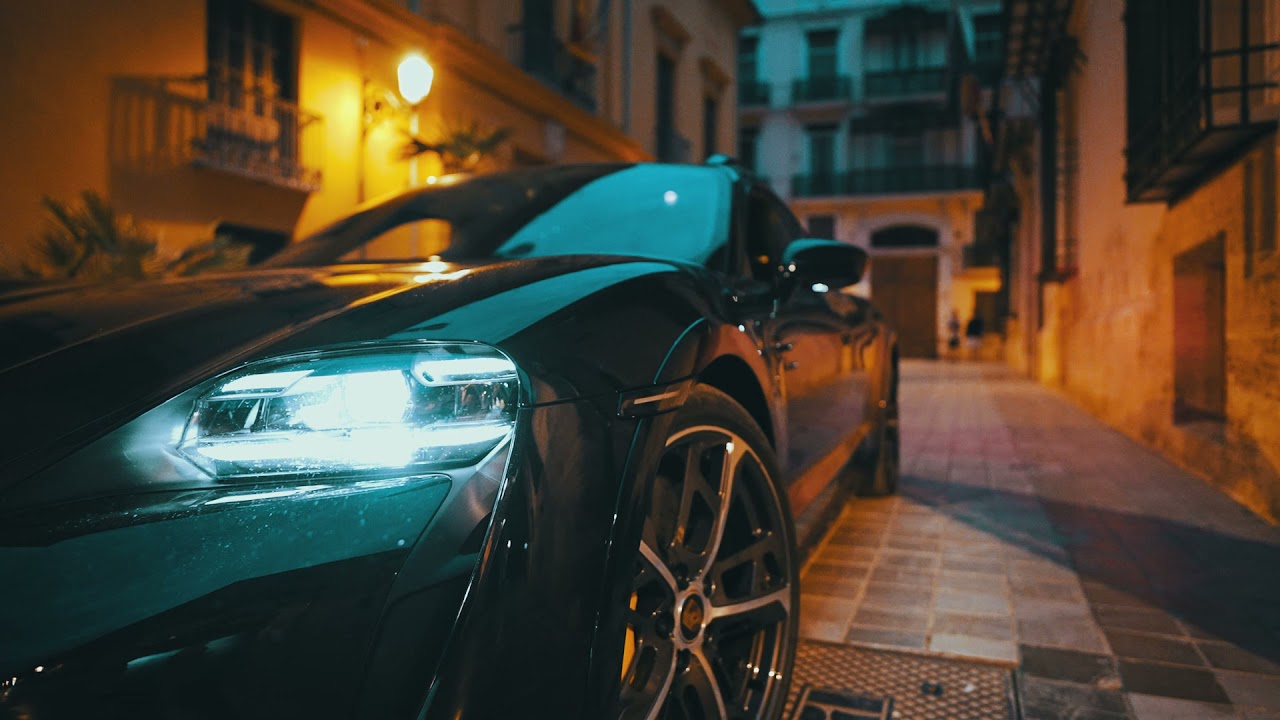 El Taycan Cross Turismo en la noche de Valencia