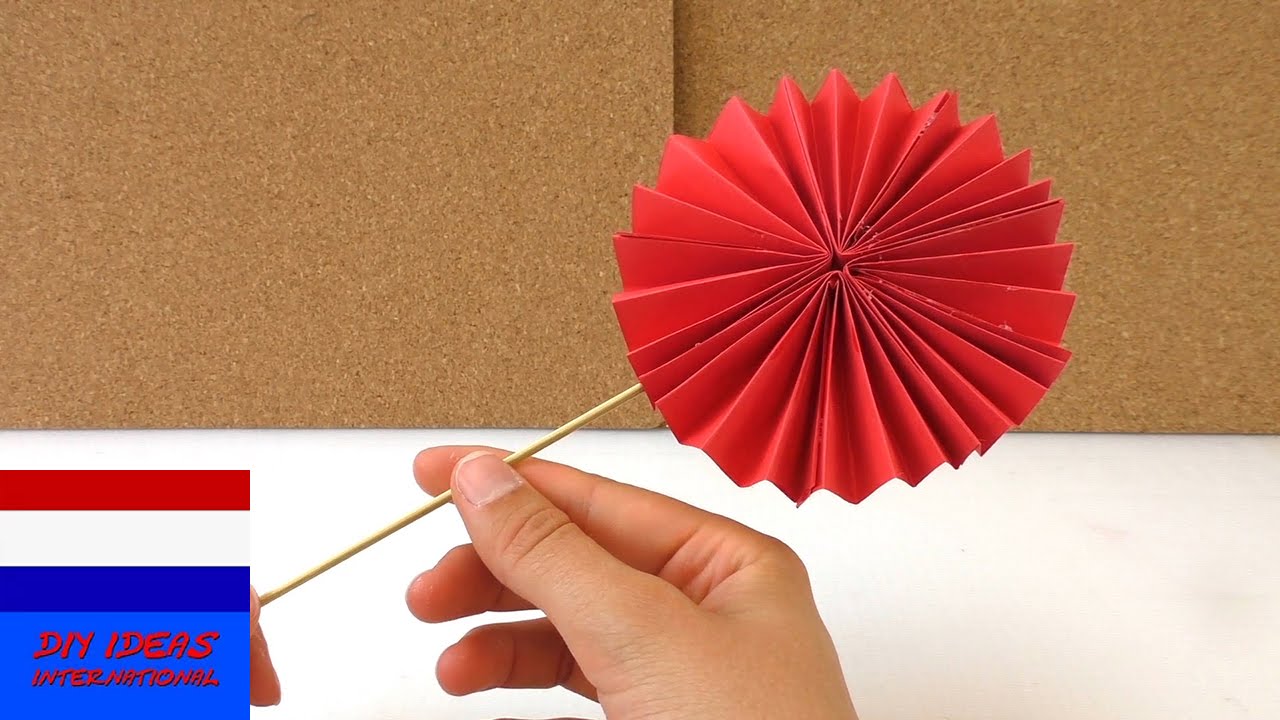 zelf decoratieve bloem maken van papier