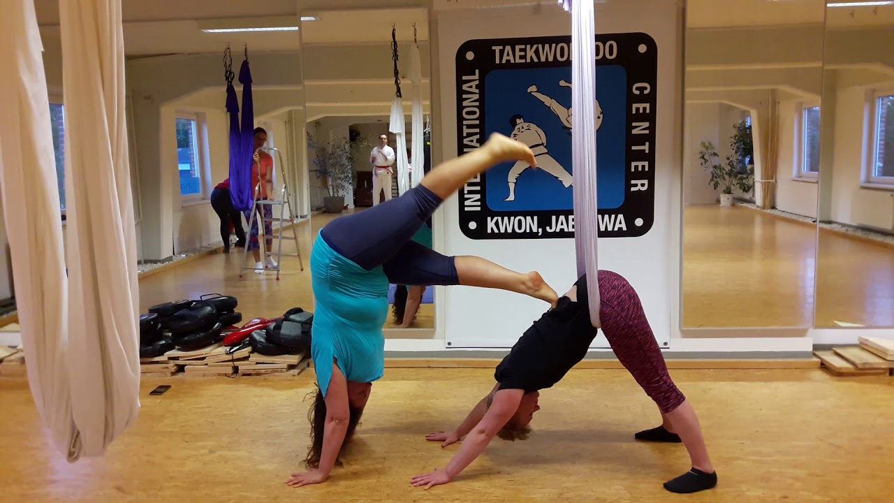 Aerial Yoga Partner Übung