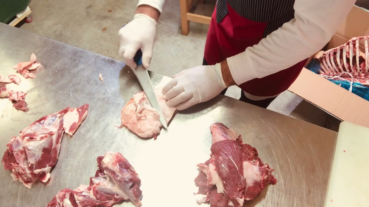 Come pulire e tagliare la carne di pecora per gli arrosticini