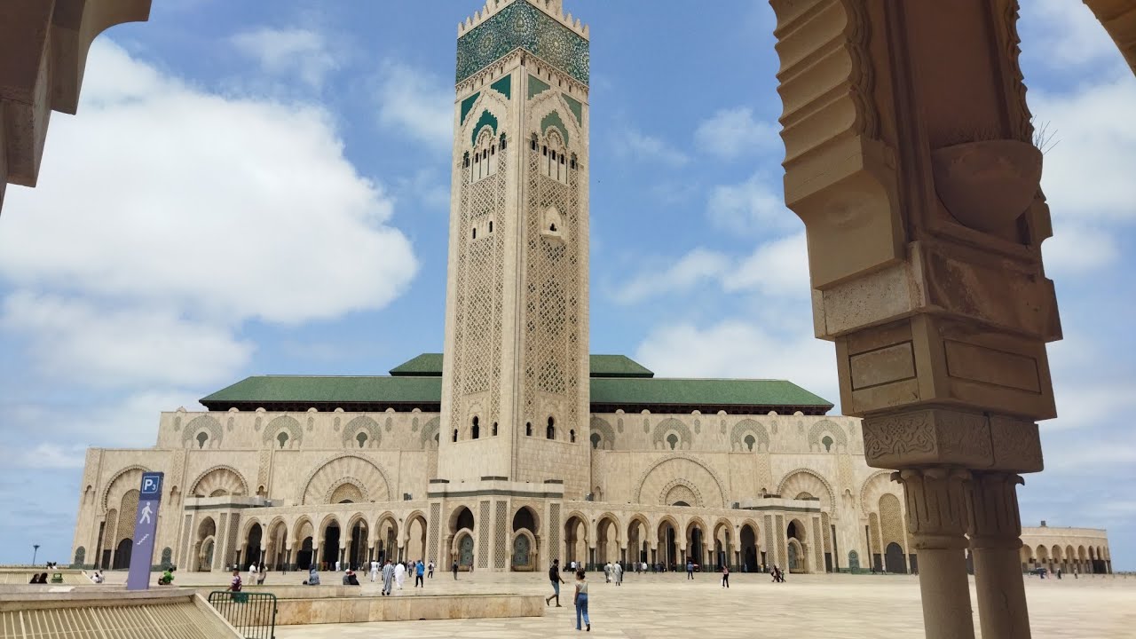 الأذان الاول لصلاة الجمعة بمسجد الحسن الثاني بالدار البيضاء