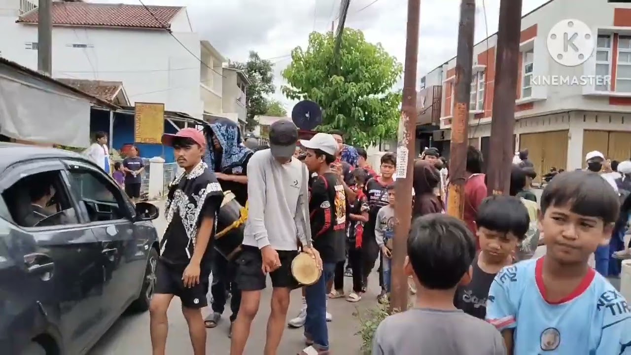 Seni reak cahaya mekar saat iring iringan 