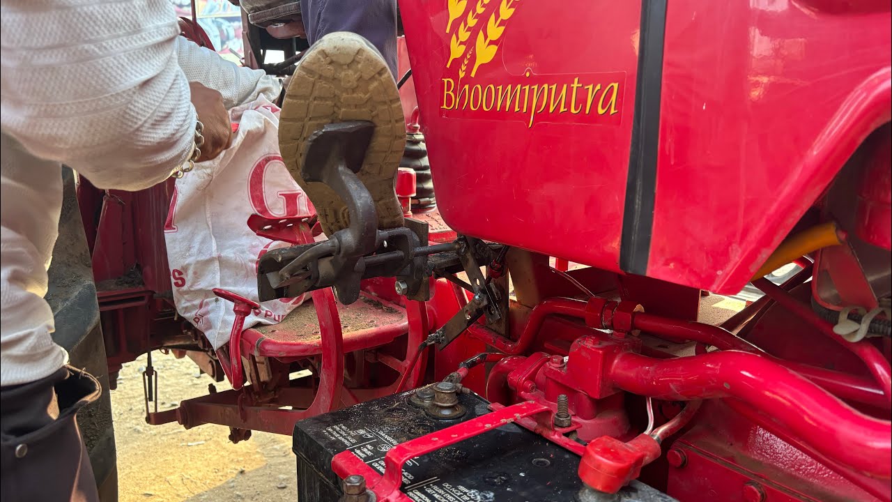 Mahindra 585 main massey ke race pedal fitting #nishudaswal #landlord  new blog