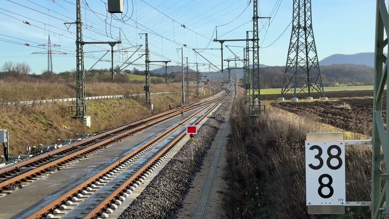 Ein ICE 4 f&auml;hrt mit 250km/h in das Ostportal des Albvorlandtunnels ein