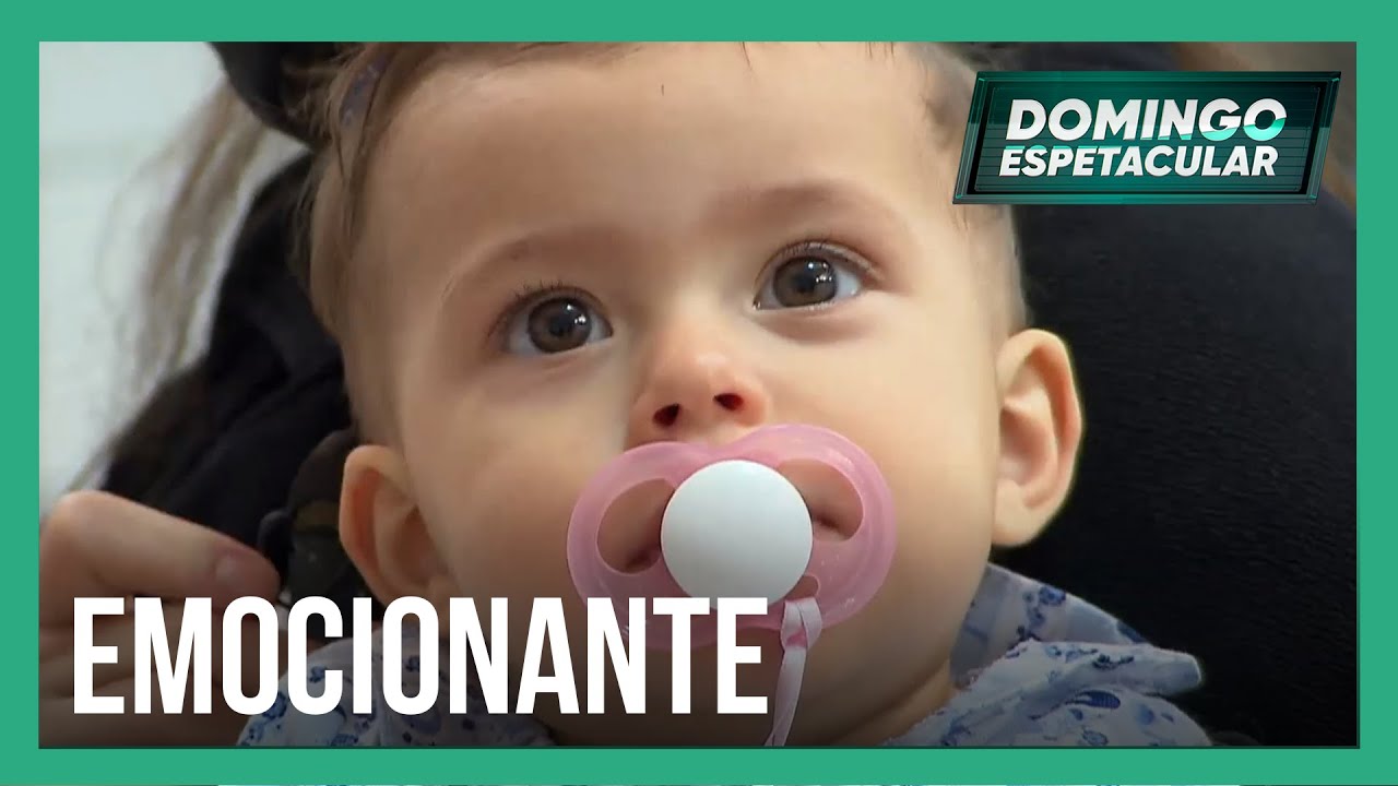 Bebê que nasceu com deficiência auditiva ouve sons pela primeira vez