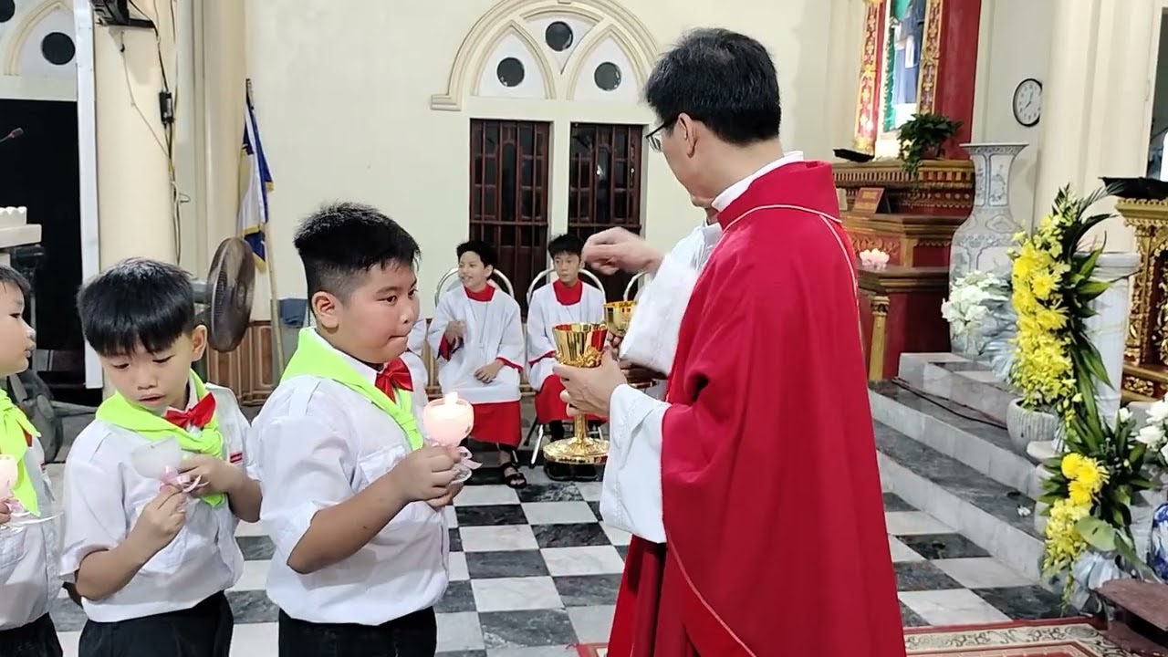 Ngày Lễ Xưng Tội và Rước Lễ Lần Đầu của 52 Em trong giáo họ Hương La. 