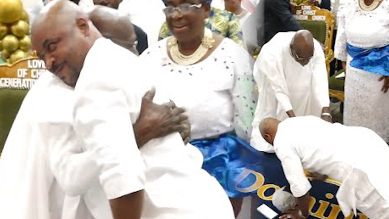 OBASANJO HOLD MC OLUOMO TIGHT AT ESTHER AJAYI  ANNIVERSARY