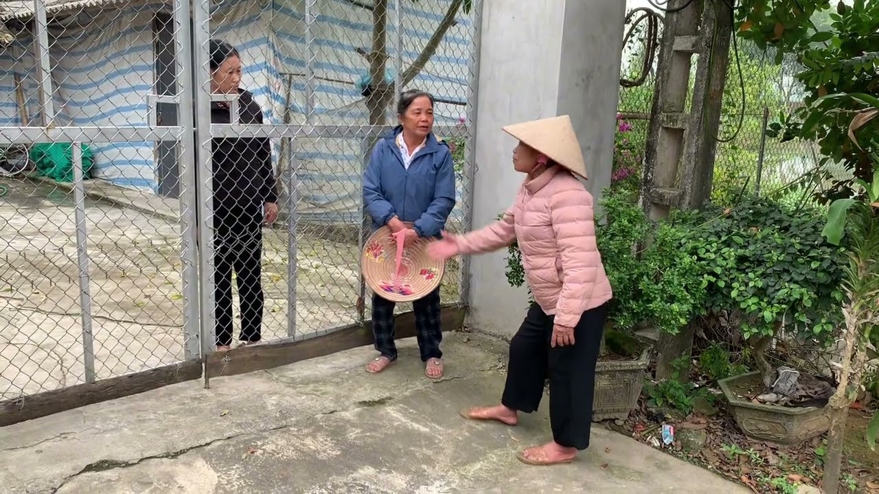 Căng . Bà loan kéo mụ Hải sang nhà Nguyệt hỏi cho ra nhẽ
