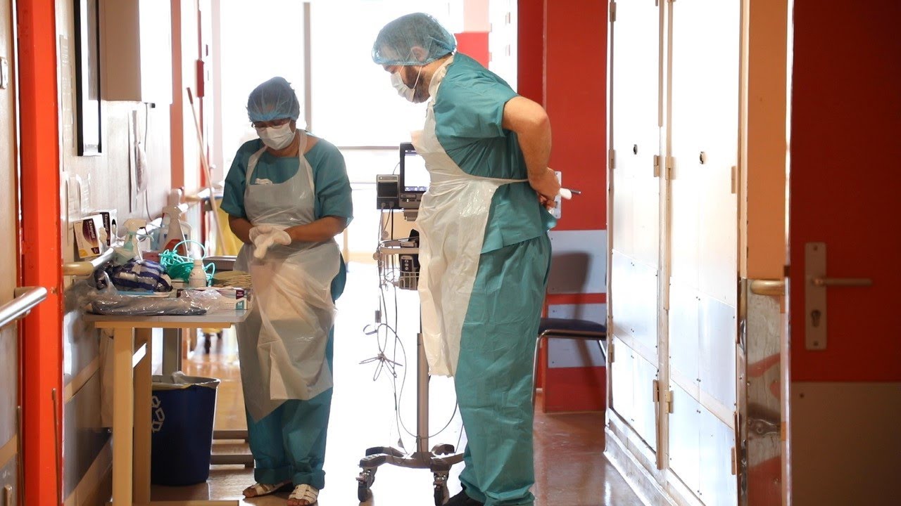 Comment,  à l'hôpital Bichat, les services se réorganisent pour accueillir les patients Covid